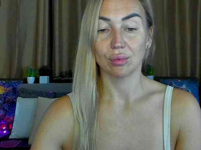 Jullyblondkiss webcam