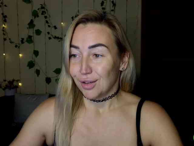 Jullyblondkiss webcam