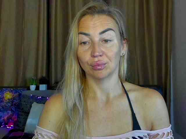 Jullyblondkiss webcam