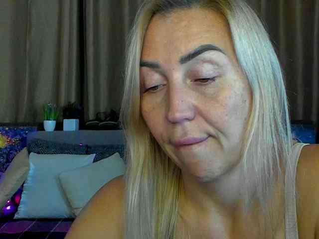 Jullyblondkiss webcam