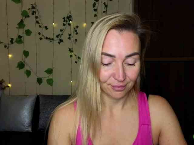 Jullyblondkiss webcam