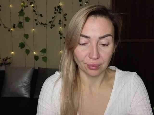 Jullyblondkiss webcam