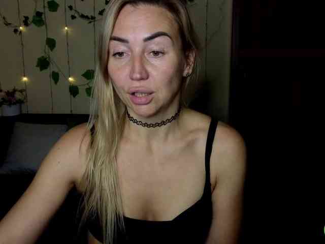 Jullyblondkiss webcam