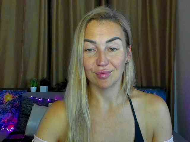 Jullyblondkiss webcam