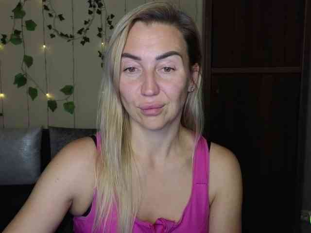 Jullyblondkiss webcam