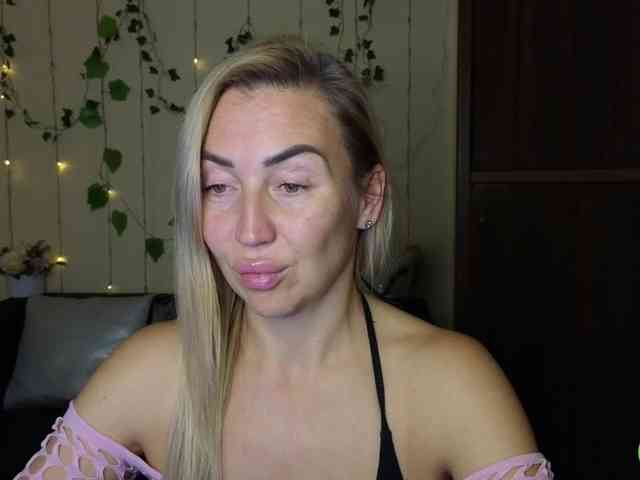 Jullyblondkiss webcam