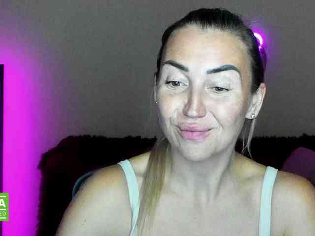 Jullyblondkiss webcam