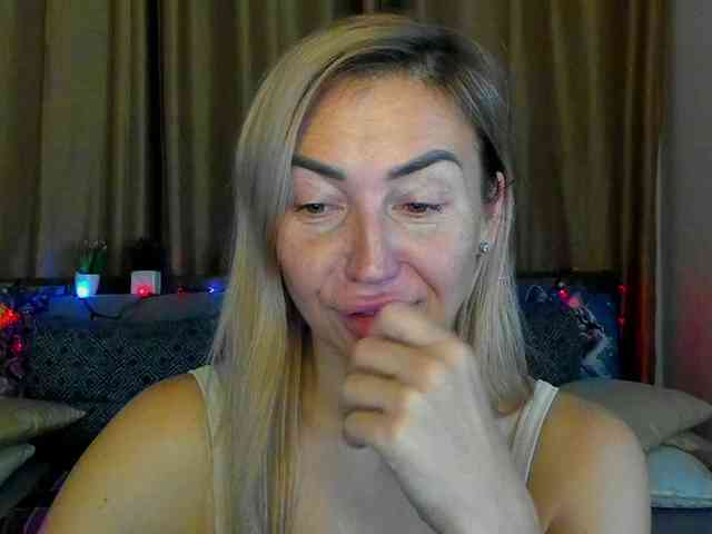 Jullyblondkiss webcam