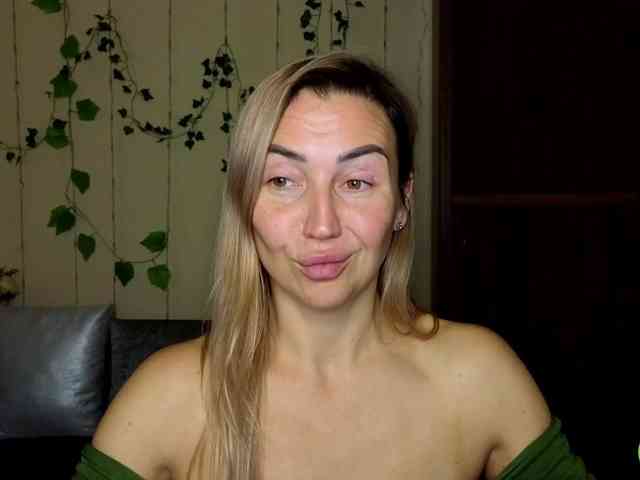 Jullyblondkiss webcam