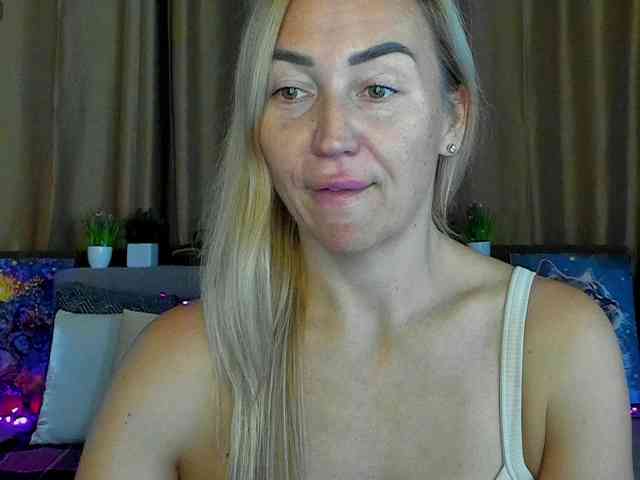 Jullyblondkiss webcam
