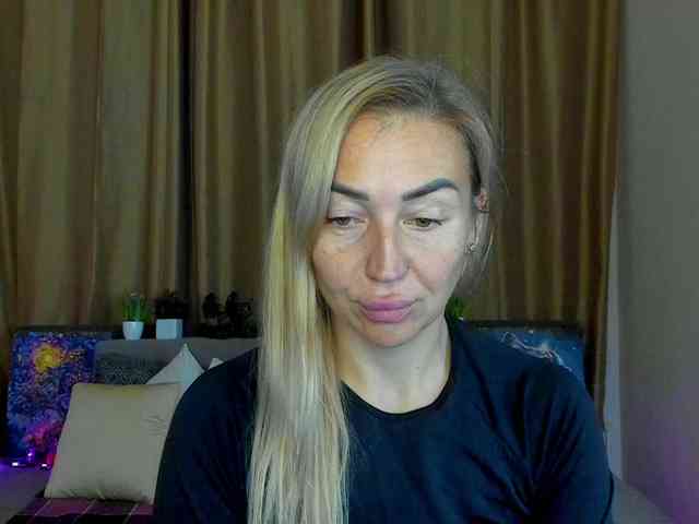 Jullyblondkiss webcam
