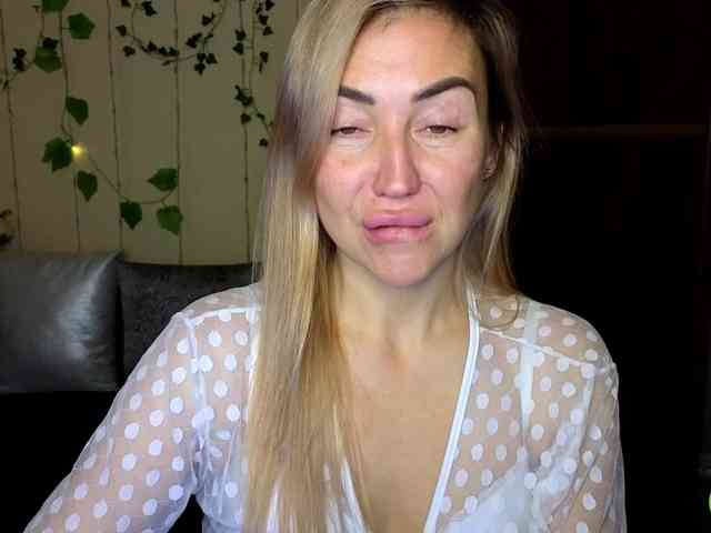 Jullyblondkiss webcam