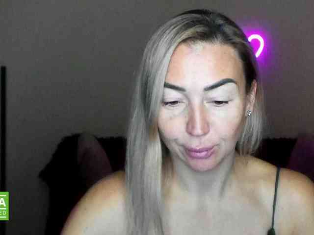 Jullyblondkiss webcam