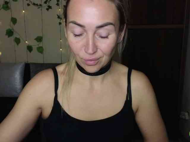 Jullyblondkiss webcam