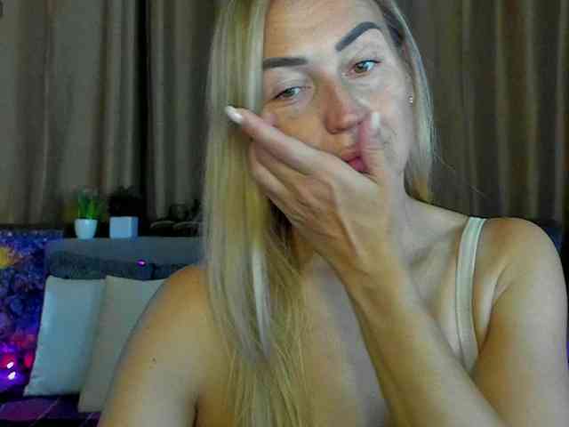 Jullyblondkiss webcam