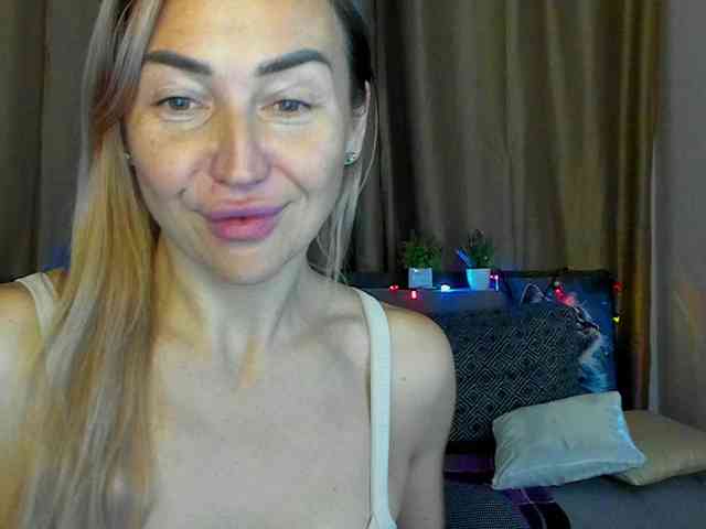 Jullyblondkiss webcam