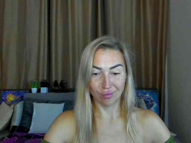 Jullyblondkiss webcam