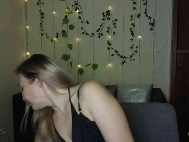 Jullyblondkiss webcam
