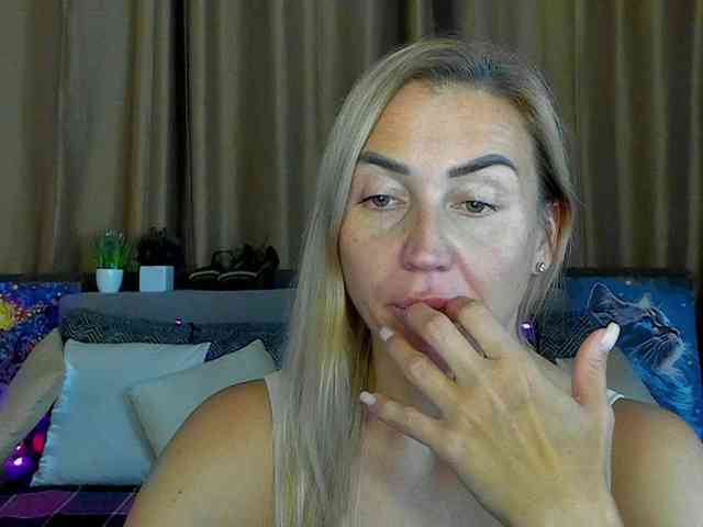 Jullyblondkiss webcam
