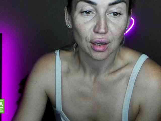 Jullyblondkiss webcam