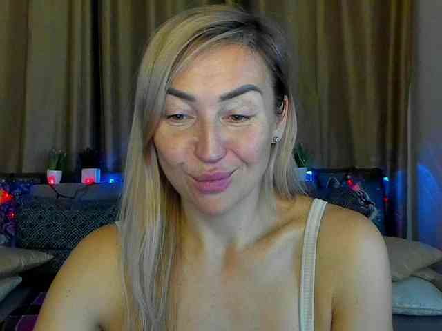 Jullyblondkiss webcam