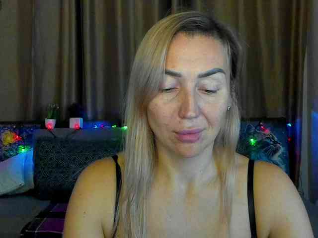 Jullyblondkiss webcam