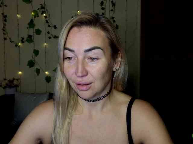 Jullyblondkiss webcam