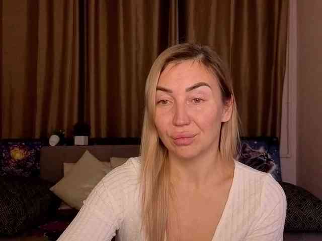 Jullyblondkiss Live Webcam on BongaCams