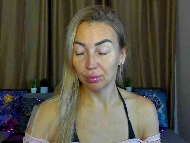 Jullyblondkiss webcam