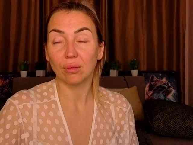 Jullyblondkiss webcam