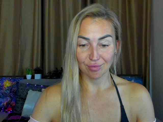 Jullyblondkiss webcam