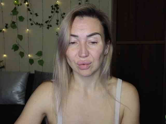 Jullyblondkiss webcam