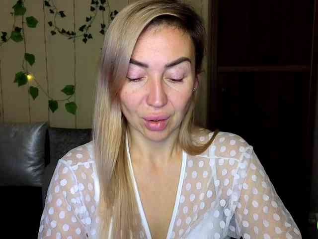 Jullyblondkiss webcam