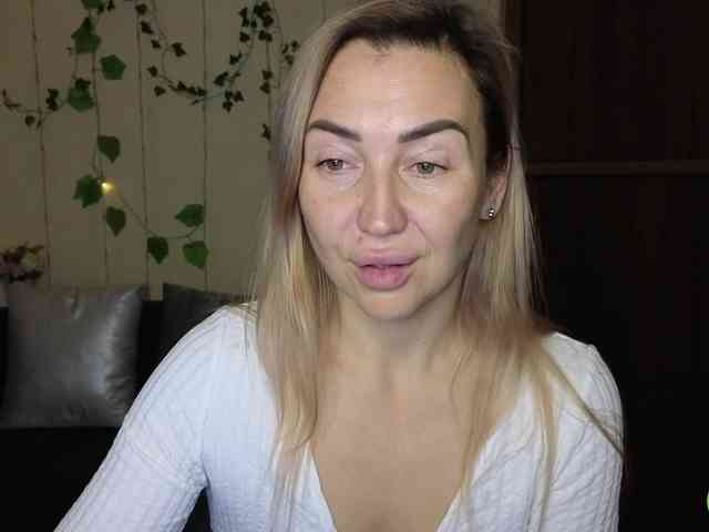 Jullyblondkiss webcam