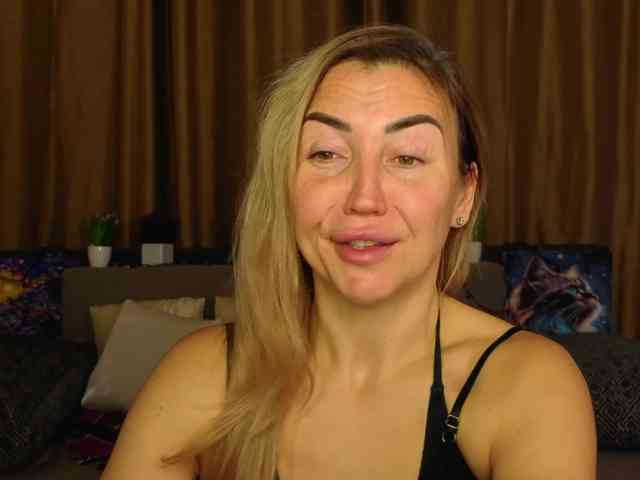 Jullyblondkiss webcam