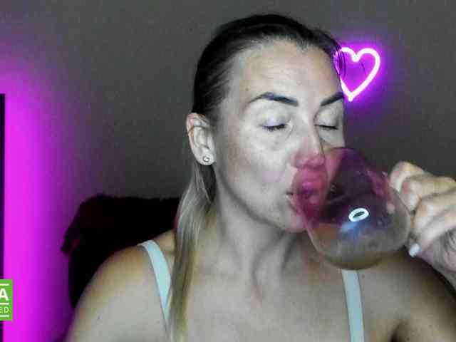 Jullyblondkiss webcam