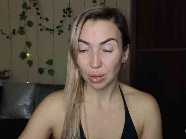 Jullyblondkiss webcam