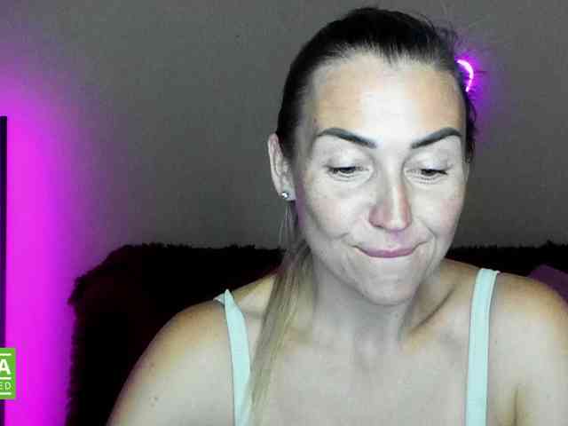 Jullyblondkiss webcam