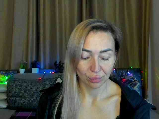 Jullyblondkiss webcam