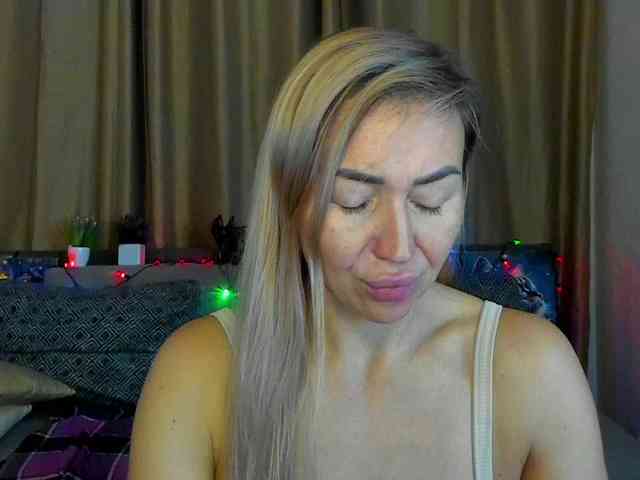 Jullyblondkiss webcam