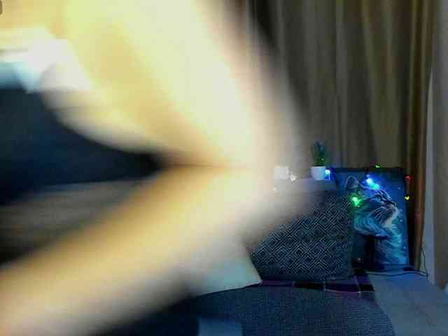 Jullyblondkiss webcam