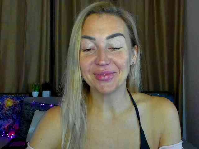 Jullyblondkiss webcam