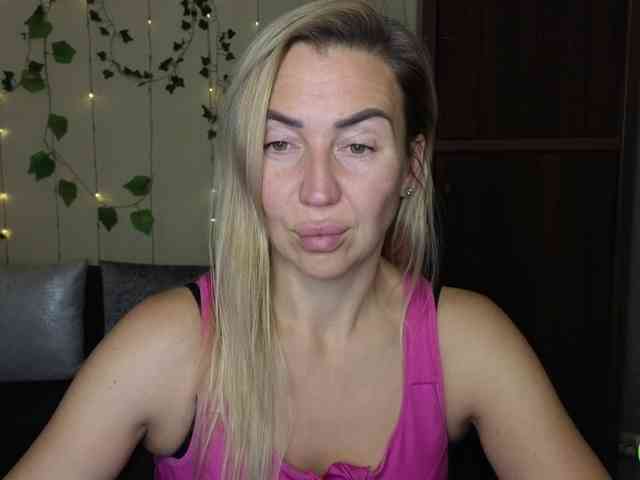 Jullyblondkiss webcam