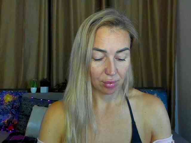Jullyblondkiss webcam
