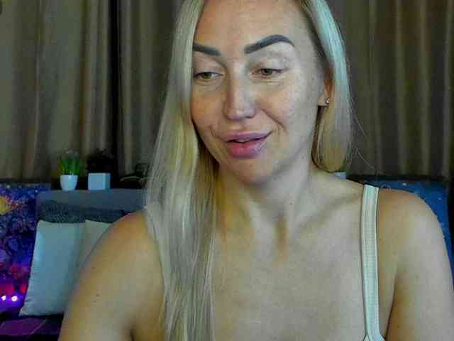 Jullyblondkiss webcam
