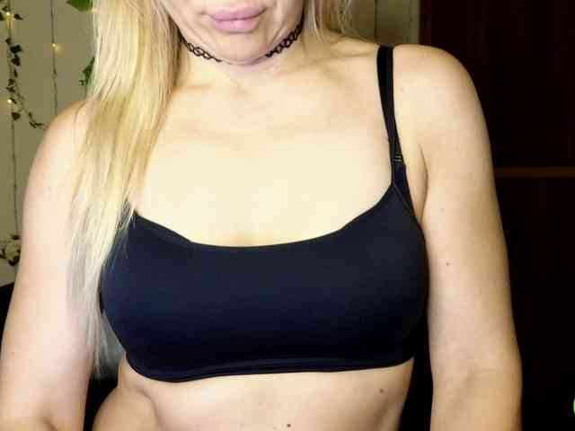 Jullyblondkiss webcam