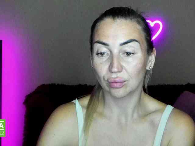 Jullyblondkiss webcam