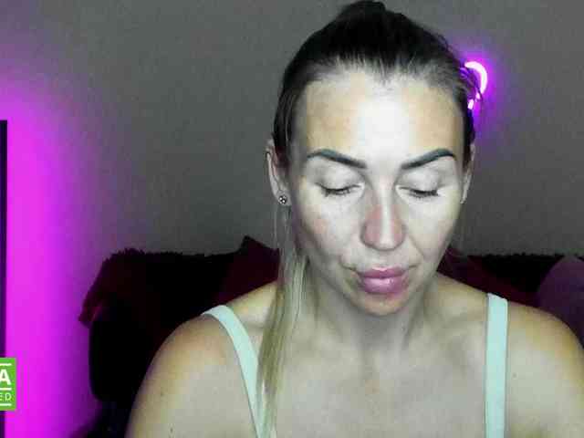 Jullyblondkiss webcam