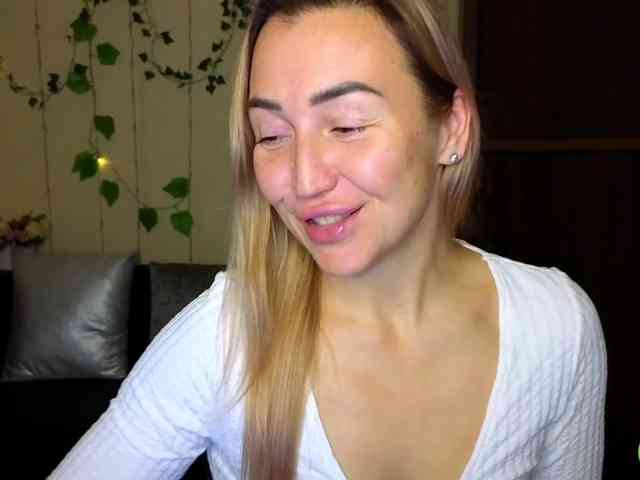 Jullyblondkiss webcam