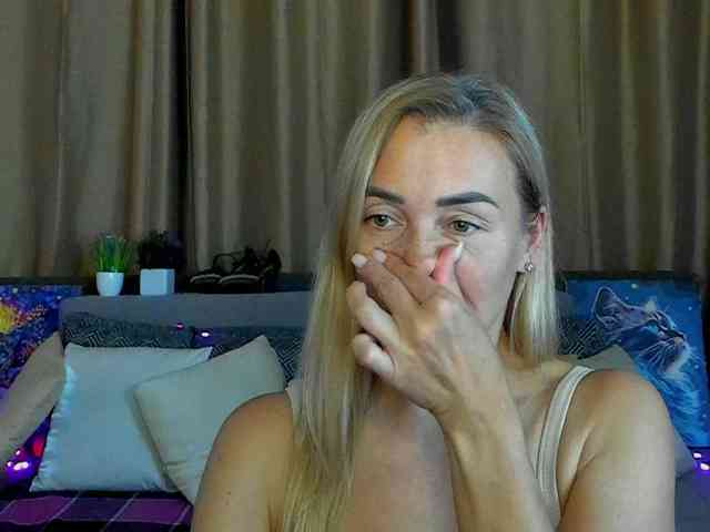 Jullyblondkiss webcam